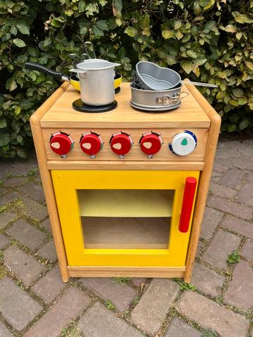 Speelkeuken van hout incl pannetjes beschikbaar voor biedingen