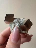 Perfecte pyriet kubussen op matrix - erg mooi!, Ophalen of Verzenden, Mineraal