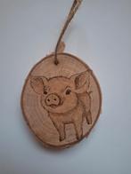 Leuke decoratie hanger biggetje op boomplak
10 x 8,5 cm, Gevondenengemaakt@gmail.com, Ophalen of Verzenden, Gevonden en Gemaakt