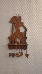 Indonesische Wajangpop houtsnijwerk met zilveren lepeltjes, Antiek en Kunst, Kunst | Niet-Westerse kunst, Ophalen of Verzenden