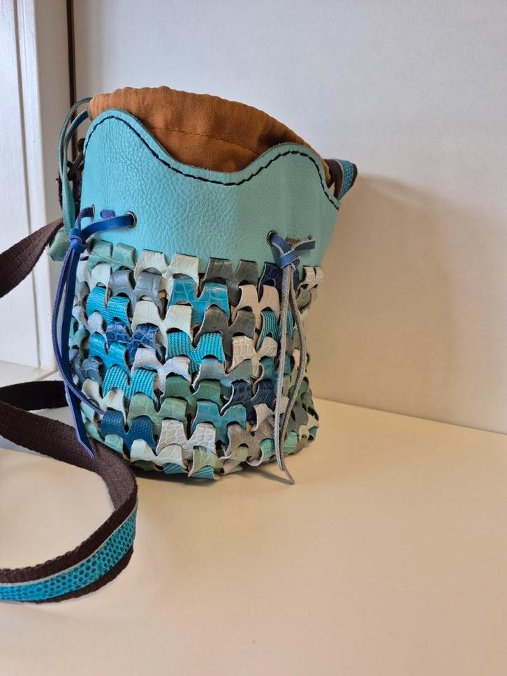 Octopus Buideltasje Aqua Blauw Leer 26x26, Sieraden, Tassen en Uiterlijk, Tassen | Damestassen, Zo goed als nieuw, Schoudertasje