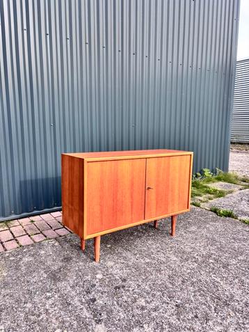 Vintage kastje tvmeubel dressoir beschikbaar voor biedingen