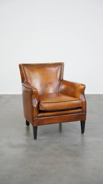 Subtiele cognac-kleurige schapenleren armchair beschikbaar voor biedingen
