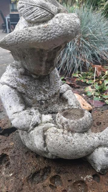 Jongentje van beton,met vogelbadje . beschikbaar voor biedingen