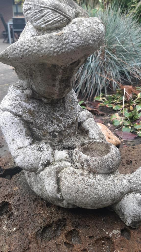 Jongentje van beton,met vogelbadje ., Tuin en Terras, Tuinbeelden, Gebruikt, Tuinkabouter, Beton, Ophalen