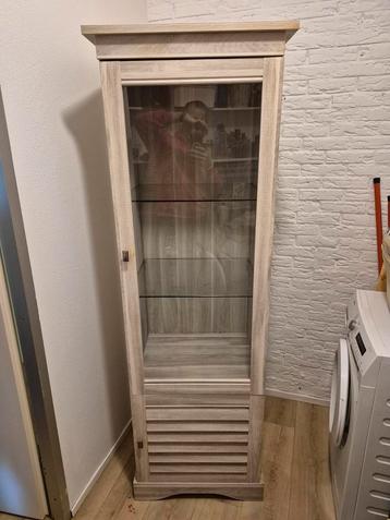 Mooie vitrinekast met glazen planken white wash beschikbaar voor biedingen