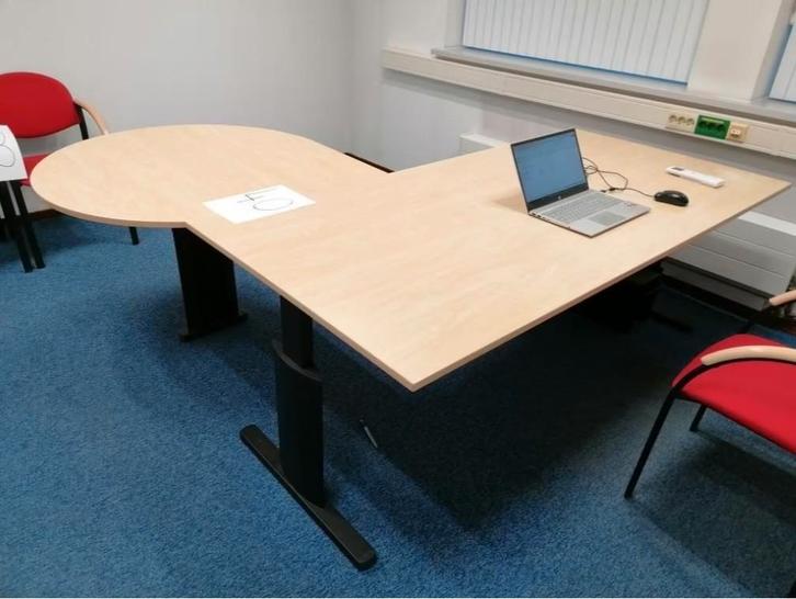 Stevig kantoorbureau verstelbaar met afgeronde zijde, Huis en Inrichting, Bureaus, Gebruikt, Bureau, In hoogte verstelbaar, Ophalen