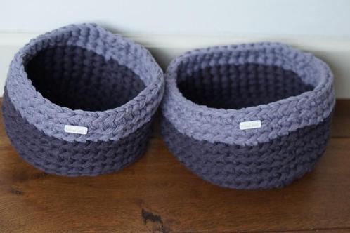 Set van 2 handgemaakte manden, grijs/paars, Huis en Inrichting, Woonaccessoires | Schalen en Manden, Nieuw, Mand, Rond, Overige materialen