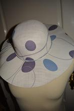 leuke grote witte flaphoed met blauw/paars 57cm, 56 of 57 cm (M, 7 of 7⅛ inch), Ophalen of Verzenden, Hoed, Zo goed als nieuw