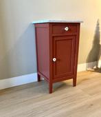 Nachtkastje uit Grootmoeders tijd. Zweeds rood + marmer blad, Ophalen, Gebruikt, Minder dan 45 cm, 70 cm of meer