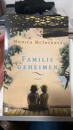 Familie geheimen - Monica McInerney, Ophalen of Verzenden, Zo goed als nieuw