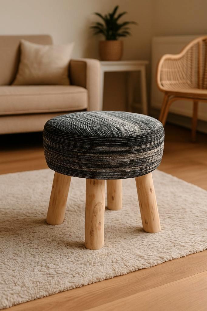 Stoer Loods 5 krukje / poef – robuuste houten poten, Huis en Inrichting, Krukjes, Zo goed als nieuw, Hout, Ophalen of Verzenden