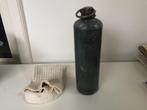 B058 Ouderwetse metalen kruik met gehaakte kruikenzak, Ophalen of Verzenden