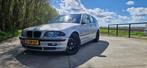 BMW 330 Touring AUT 2001 Grijs, Origineel Nederlands, Te koop, Zilver of Grijs, 5 stoelen