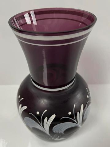 Vintage glazen vaas in aubergine kleur. beschikbaar voor biedingen