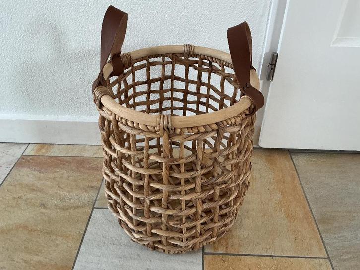 Grote Rieten mand met leren hengsels, Huis en Inrichting, Woonaccessoires | Schalen en Manden, Nieuw, Mand, Rond, Riet, Ophalen of Verzenden
