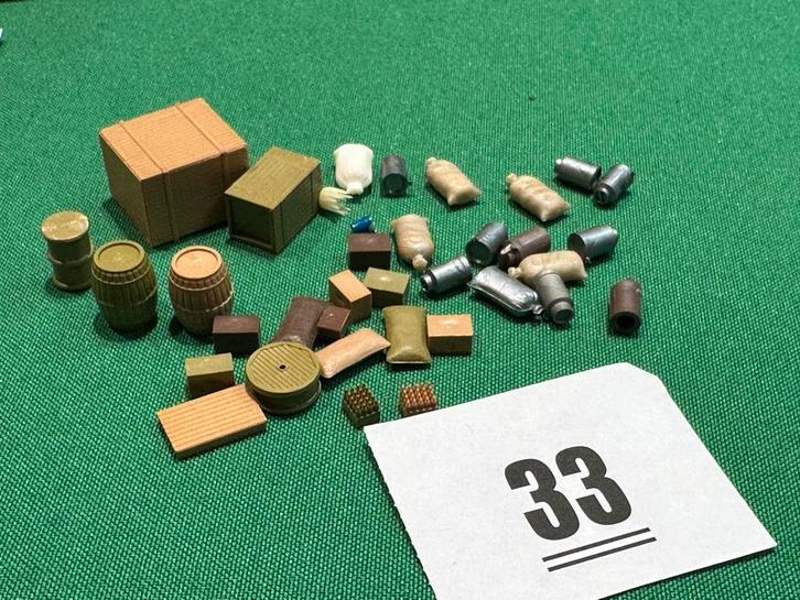 33 H0 Decoratie Materiaal Perron tonnen kisten vaten zakken, Hobby en Vrije tijd, Modeltreinen | H0, Gebruikt, Ophalen of Verzenden