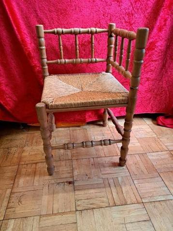 Oud Hollandse drie hoek stoel met biezen zitting  beschikbaar voor biedingen