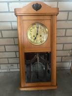 Klassieke houten wandklok met slinger en glas-in-lood, Ophalen
