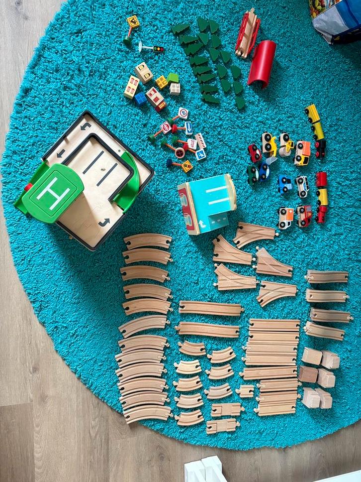 Zeer uitgebreide houten treinbaan (incl parkeergarage!), Kinderen en Baby's, Speelgoed | Houten speelgoed, Zo goed als nieuw, Ophalen