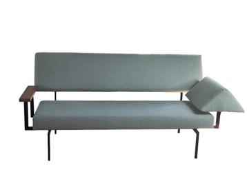 Zeldzame vintage designbank metalen frame houten armleggers beschikbaar voor biedingen