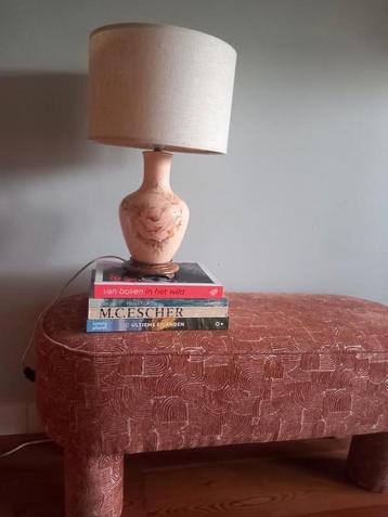 Mooie tafellamp poeder pastel roos met linnen kap beschikbaar voor biedingen