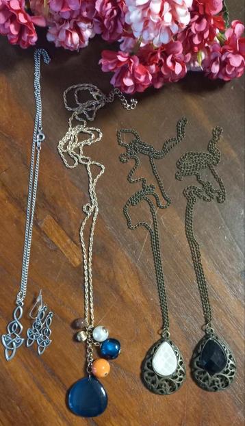 4 vintage lange kettingen, zilverkleurig, blauw, zwart, wit beschikbaar voor biedingen