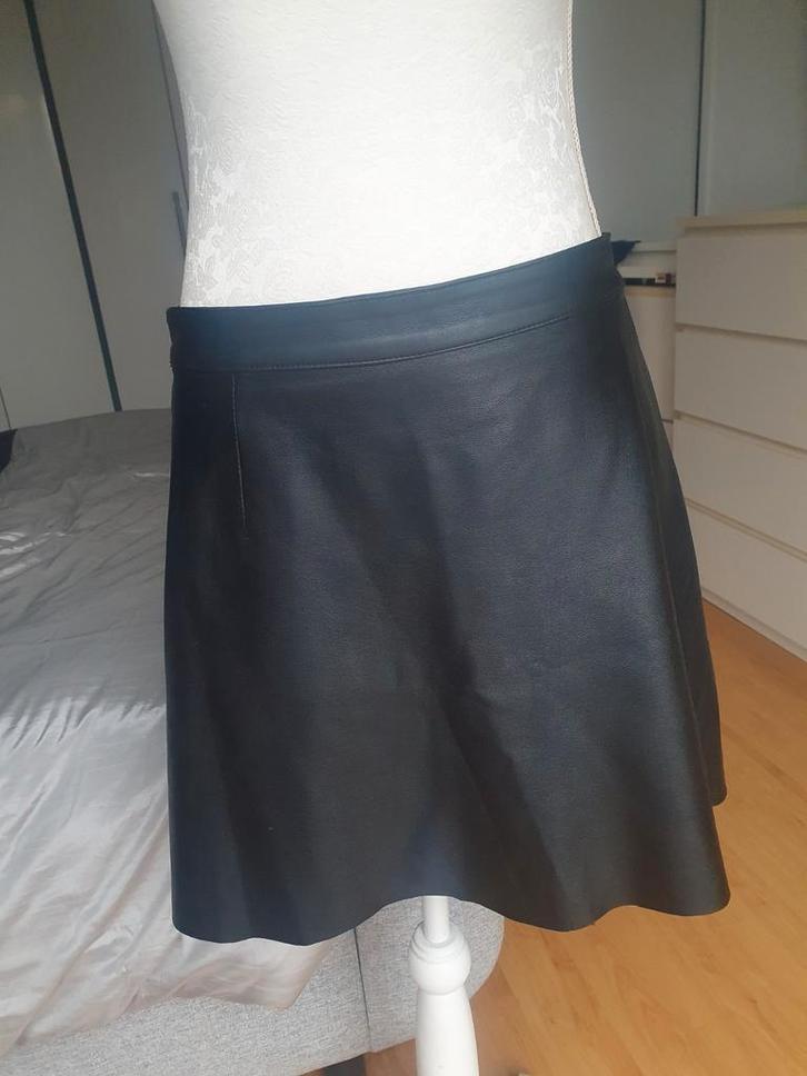 Vila rokje leerlook maat M, Kleding | Dames, Rokken, Zo goed als nieuw, Maat 38/40 (M), Zwart, Boven de knie, Ophalen of Verzenden