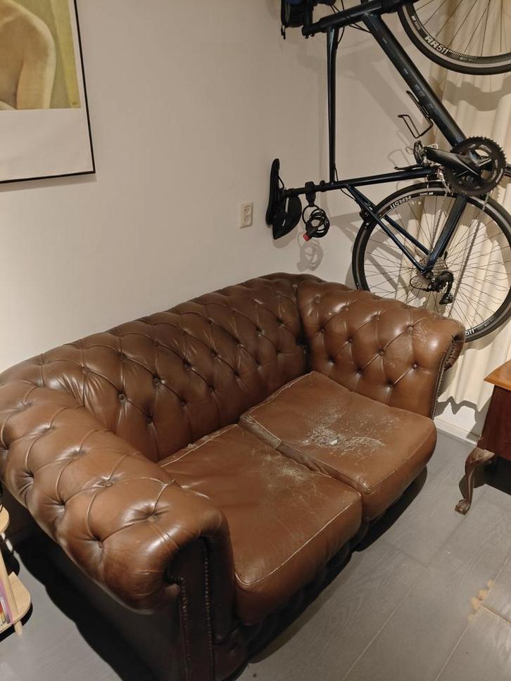 Afgeleefde Chesterfield bank - Bruin leer, Huis en Inrichting, Banken | Bankstellen, Gebruikt, Rechte bank, Tweepersoons, 150 tot 200 cm