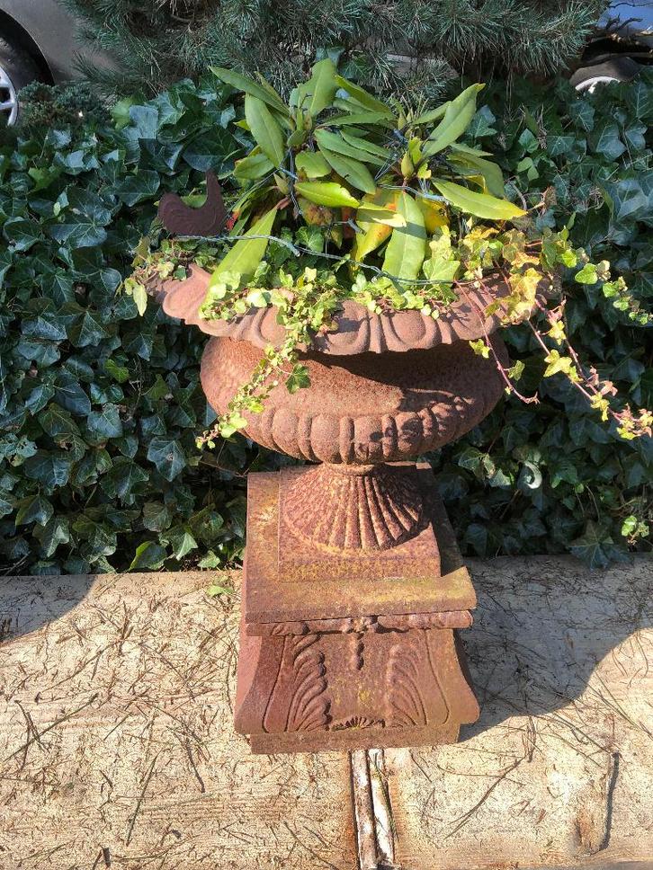 gietijzeren tuinvaas met sokkel, Tuin en Terras, Tuinvazen, Gebruikt, Ophalen