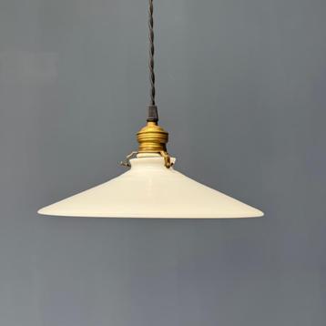 Antieke wit opaline schaal hanglamp met messing armatuur beschikbaar voor biedingen