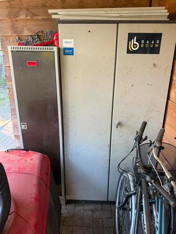 2 ijzeren kasten met legplanken  beschikbaar voor biedingen