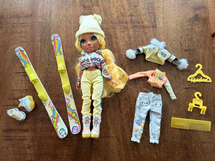 Rainbow High pop, Winter Break Sunny Madison, Kinderen en Baby's, Speelgoed | Poppen, Zo goed als nieuw, Overige typen, Ophalen