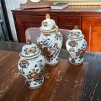 Schattig polychroom kaststel, Delftse vazen, 26 en 22 cm, Antiek en Kunst, Antiek | Vazen, Ophalen