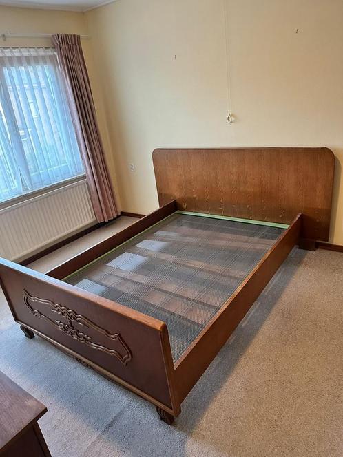 Tweepersoonsbed met spiraalbodem – klassiek hout, Huis en Inrichting, Slaapkamer | Complete slaapkamers, Zo goed als nieuw, Twijfelaar
