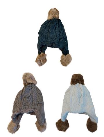 Gebreide muts met oorkleppen en pompon beschikbaar voor biedingen