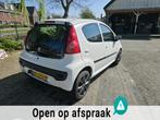 Peugeot 107 1.0-12V XS 1 JAAR GARANTIE NIEUWE APK, Auto's, Voorwielaandrijving, Gebruikt, 4 stoelen, Elektrische ramen