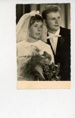 P48; huwelijks portret uit 1964, 1960 tot 1980, Verzenden, Foto, Klederdracht
