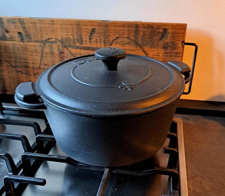 Fontignac Gietijzeren Pan - 24cm, Huis en Inrichting, Keuken | Potten en Pannen, Gebruikt, Koekenpan of Braadpan, Gietijzer, Inductieplaat