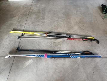 2 paar langlauf ski's met stokken beschikbaar voor biedingen