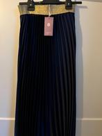 Luxe lange plisse rok marine met goud kleurige band, Maat 38/40 (M), Blauw, Nieuw, Ophalen of Verzenden