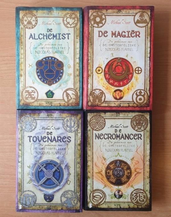Michael Scott - 4x Geheimen v/d onsterfelijke Nicolas Flamel, Boeken, Fantasy, Gelezen, Ophalen of Verzenden