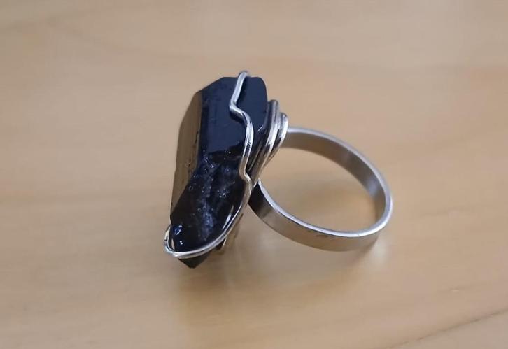 Ring met ruwe zwarte toermalijn, maat 17 mm, Sieraden, Tassen en Uiterlijk, Ringen, Zo goed als nieuw, Dame, 17 tot 18, Zwart