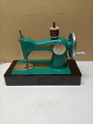 Vintage kindernaaimachine beschikbaar voor biedingen