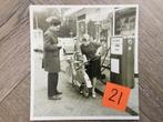 Unieke foto Gasthuispoort Tankstation, Verzamelen, Foto's en Prenten, Foto, Ophalen of Verzenden, Zo goed als nieuw, 1940 tot 1960