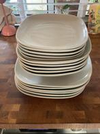Bordenset 17-delig IKEA Värdera, Huis en Inrichting, Keuken | Servies, Ophalen, Keramiek, Zo goed als nieuw, Bord(en)