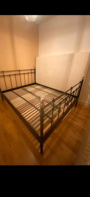 2-persoons bed met matrassen
