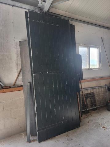 Meranti houten opgeklamte (stal) deuren beschikbaar voor biedingen