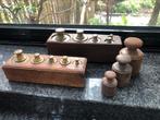 Oude gewichten in houten blok (2 sets en losse gewichten), Antiek en Kunst, Ophalen of Verzenden