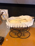 Antieke kinderwagen, Ophalen, Wieg
